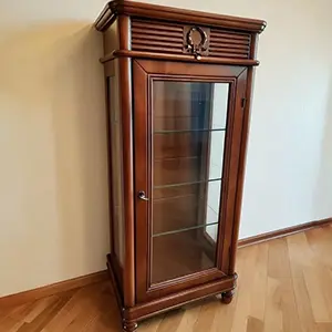 Витрина малая "Мария Сильва" Орех MS835  купить в интернет магазине Мебель из массива. Звоните +7 495 961-63-63 Витрины из массива дерева