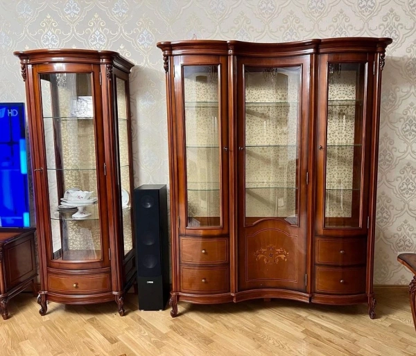 Витрина 3х дверная "Фирензе" Орех 813  купить в интернет магазине Мебель из массива. Звоните +7 495 961-63-63 Витрины из массива дерева