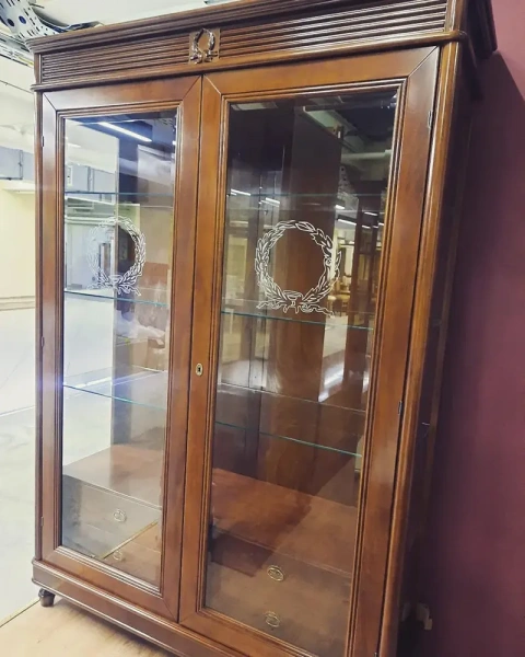 Витрина 2х дверная "Мария Сильва" Орех MS908B  купить в интернет магазине Мебель из массива. Звоните +7 495 961-63-63 Витрины из массива дерева