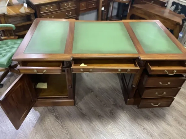 Стол двухтумбовый  